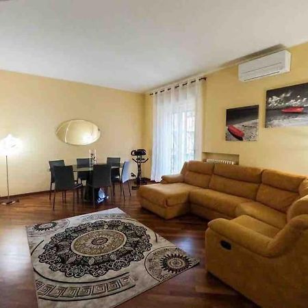 Appartamento Grazioso Con Parcheggio Privato Пиаченца Екстериор снимка